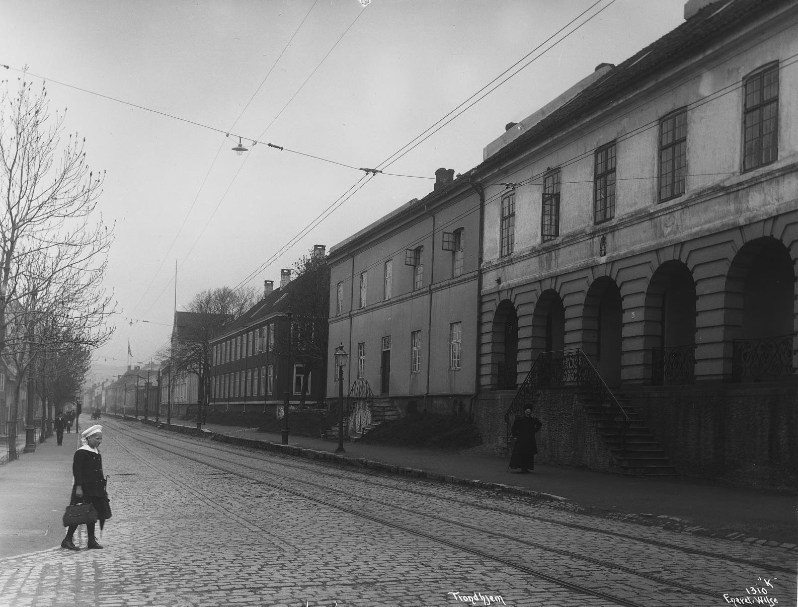 Gateparti ved Ilevolden i Trondheim, fotografert i 1914