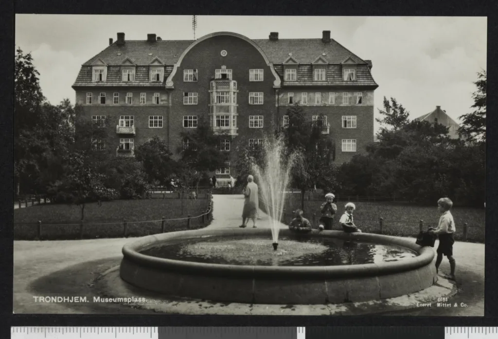 Museumsplass på Kalvskinnet i 1920-årene, med fontene, park og lekende barn