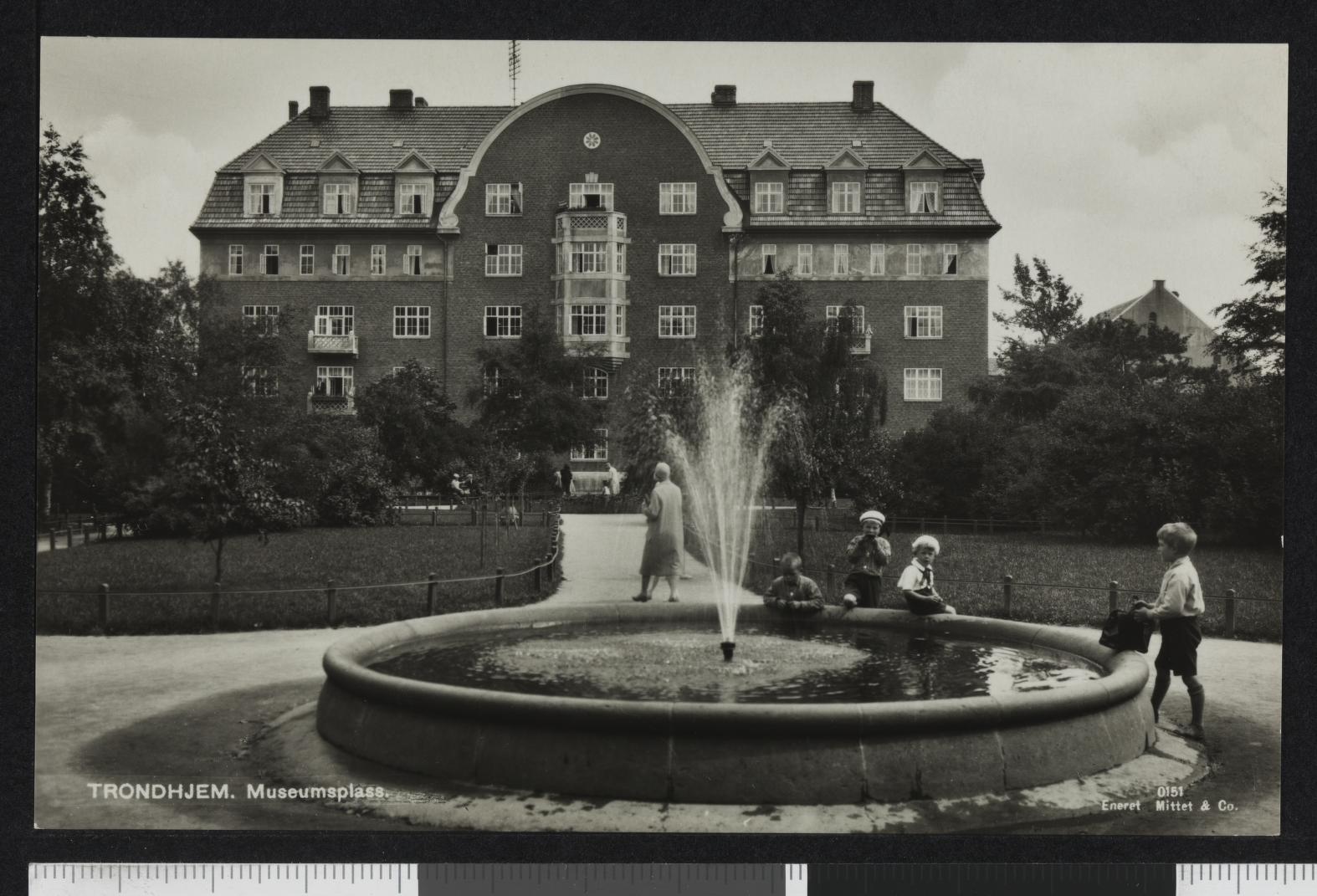Museumsplass på Kalvskinnet i 1920-årene, med fontene, park og lekende barn